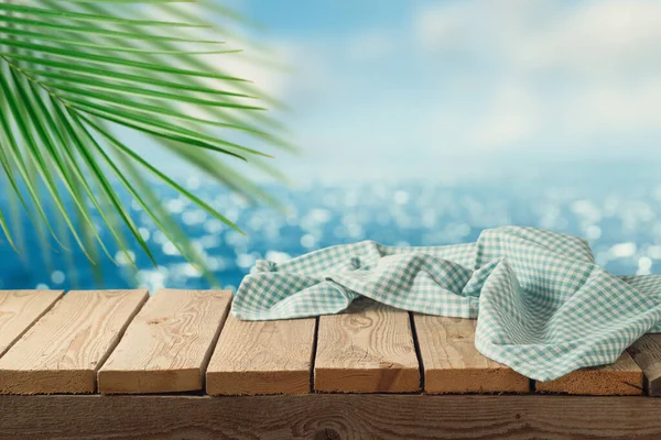 Κενό Ξύλινο Τραπέζι Μπλε Τραπεζομάντηλο Πάνω Από Τροπική Παραλία Bokeh — Φωτογραφία Αρχείου