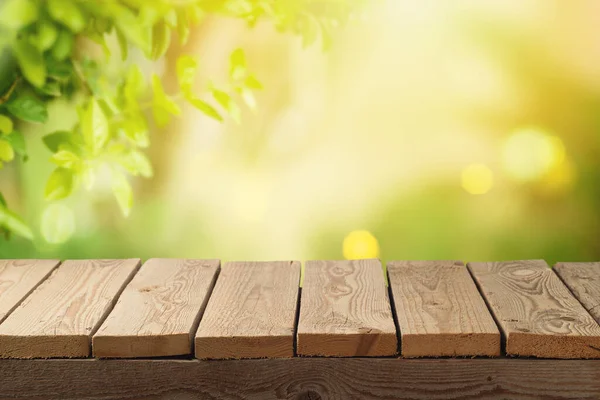 ぼやけた自然を背景に空の木製のテーブル 設計と製品表示のための屋外ピクニックモックアップ — ストック写真