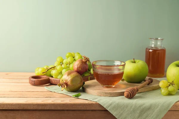 犹太假日Rosh Hashanah的概念 将蜂蜜 绿色苹果和葡萄放在绿色背景的木制桌子上 — 图库照片