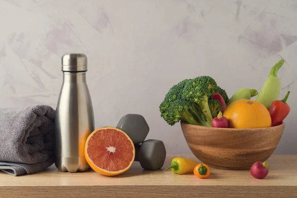 暑期饮食和健身的概念 木桌上的水壶 蔬菜和水果 — 图库照片