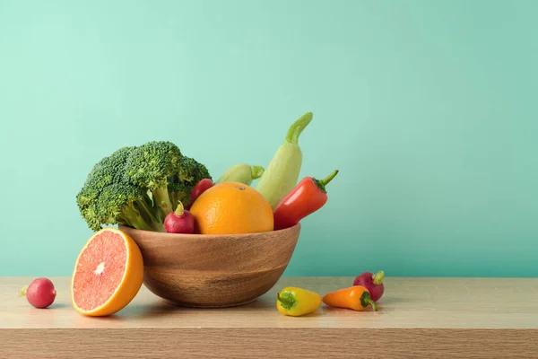 夏季饮食健康的生活方式概念 蓝底木制桌子上的生菜和水果 — 图库照片