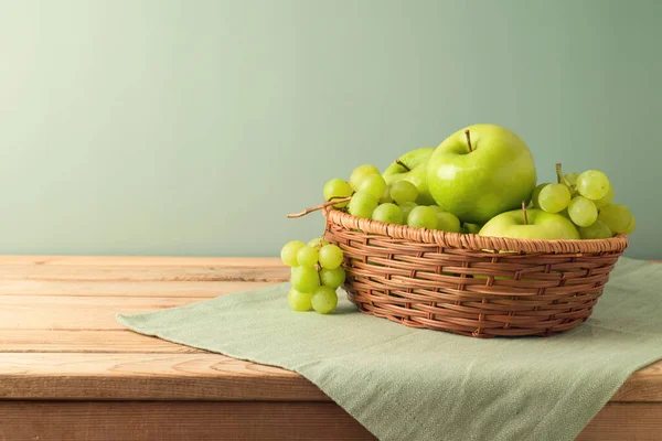 Gröna Äpplen Och Druvor Korg Träbord Med Bordsduk Köksbakgrund — Stockfoto