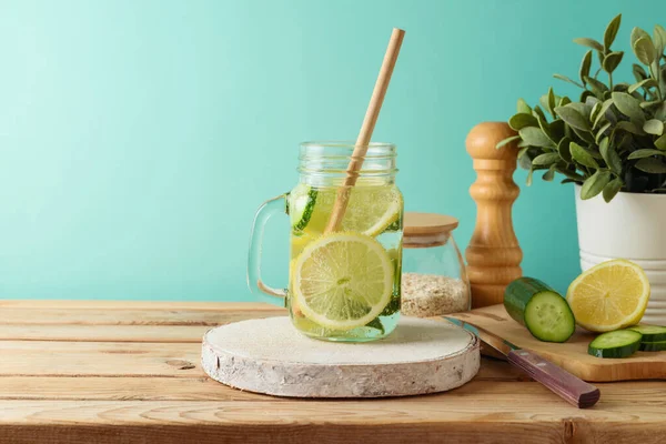 Berikat Vatten Med Citron Och Gurka Träbord Detox Kost Hälsosam — Stockfoto