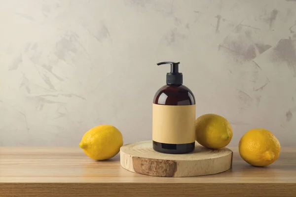Bottiglia Shampoo Gel Doccia Con Estratto Limone Tavolo Legno Falsificare — Foto Stock