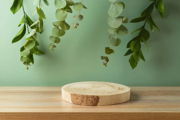 Leere Holzpodeste Auf Einem Tisch Mit Eukalyptusblättern Vor Grünem Hintergrund — Stockfoto