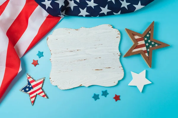 7月4日のハッピー インデペンデンスデーは 木製のボード アメリカの旗を背景にしたお祝いのコンセプト トップビュー フラットレイアウト — ストック写真
