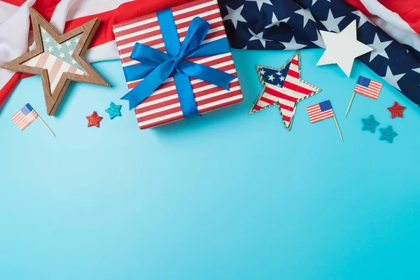 ハッピー独立記念日 ギフトボックス 星と米国のフラグと7月4日国境の背景 トップビュー フラットレイアウト — ストック写真