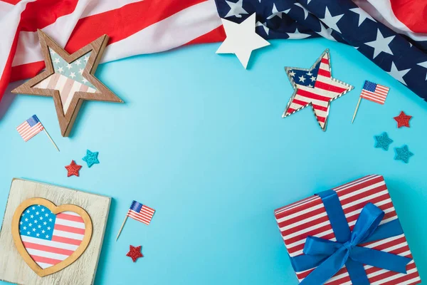 7月4日のハッピー インデペンデンス デーは ギフトボックス アメリカの旗を持つ愛国的なフレームの国境の背景 トップビュー フラットレイアウト — ストック写真