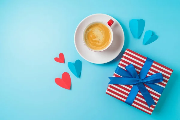 Kahve Fincanı Hediye Kutusu Mavi Arka Planda Kalp Şeklinde Mutlu — Stok fotoğraf