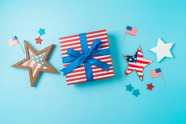 幸せな独立記念日 4番目の7月の装飾コンセプトギフトボックス 星と米国のフラグ青の背景に トップビュー フラットレイアウト — ストック写真