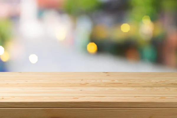 抽象的なボケの背景に木製のテーブルを空にします デザインと製品表示のための夏のモックアップ — ストック写真