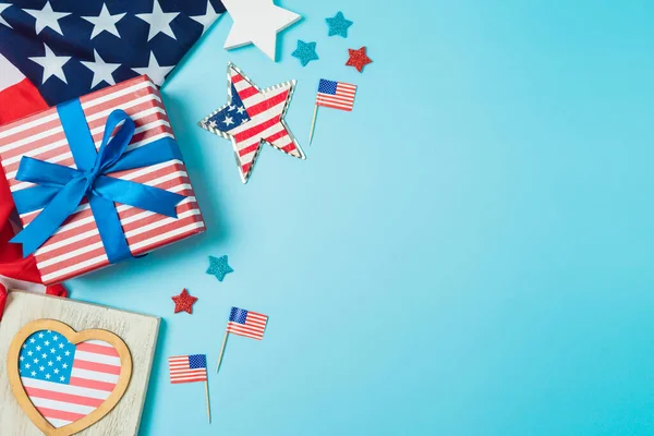 幸せな独立記念日 ギフトボックス 装飾と7月の4日のお祝いの背景 星と米国国旗 トップビュー フラットレイアウト — ストック写真