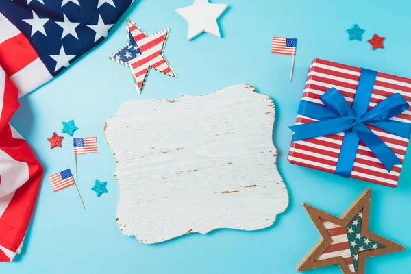 7月4日のハッピー インデペンデンスデーは 木製のボード ギフトボックス アメリカ国旗を背景にしたお祝いのコンセプトです トップビュー フラットレイアウト — ストック写真
