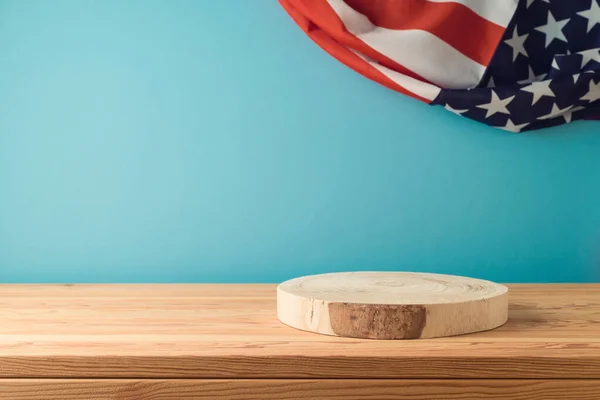 Pusty Drewniany Dziennik Podium Stole Nad Tłem Flagi Usa Amerykańska — Zdjęcie stockowe