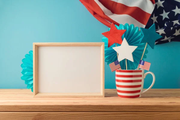 7月4日のハッピー インデペンデンスデーには アメリカの国旗を背景に木製のテーブルにモックアップフレームと装飾が施されています — ストック写真