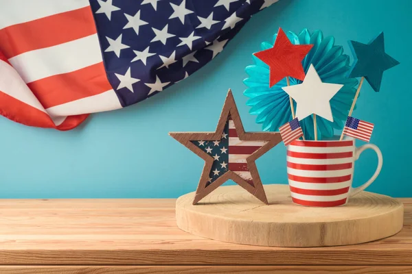 7月4日のハッピー インデペンデンスデーには アメリカ国旗を背景に木製のテーブルの装飾が施されています — ストック写真