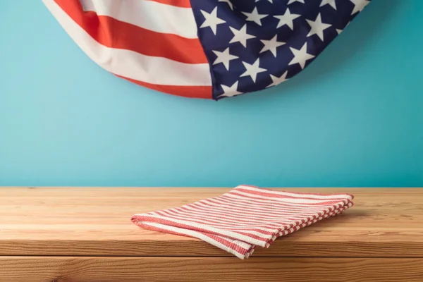 米国の国旗の背景にテーブルクロスを持つ空の木製のテーブル デザインと製品の表示のためのアメリカの国民の休日のモックアップ — ストック写真