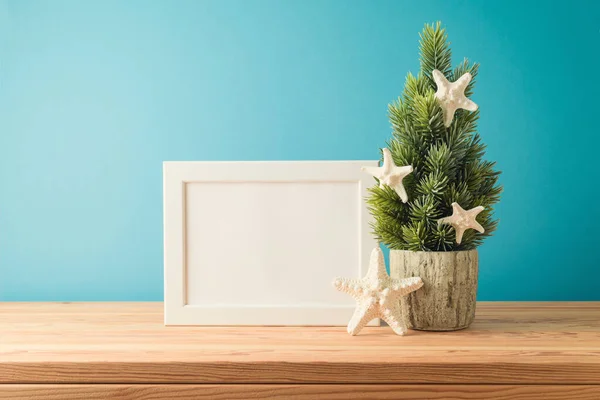 7月的圣诞节概念 圣诞树 蓝底木制桌子上的海星 — 图库照片