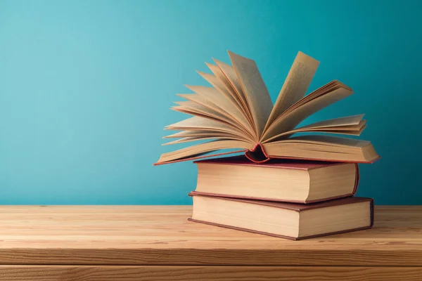 Bücher Auf Holztisch Vor Blauem Hintergrund Zurück Zum Schulkonzept — Stockfoto