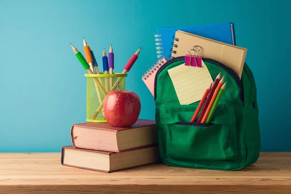 Zurück Zum Schulkonzept Mit Rucksack Bleistiften Büchern Und Apfel Auf — Stockfoto