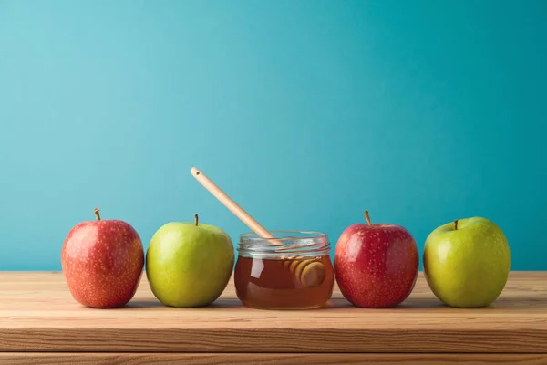 Honigglas Und Äpfel Auf Holztisch Vor Blauem Hintergrund Jüdischer Feiertag — Stockfoto