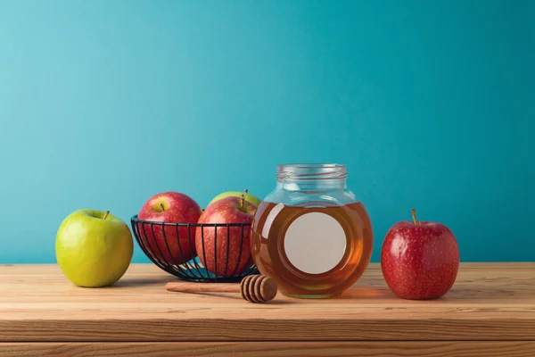 Honigglas Und Äpfel Auf Holztisch Vor Blauem Hintergrund Jüdischer Feiertag — Stockfoto