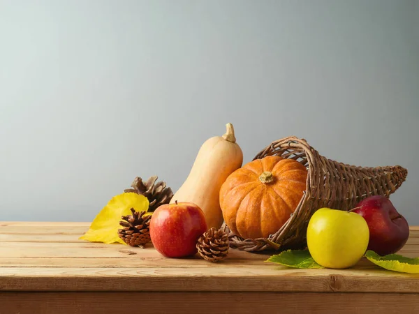 Herfst Concept Met Pompoen Appels Herfstbladeren Houten Tafel Thanksgiving Vakantie — Stockfoto