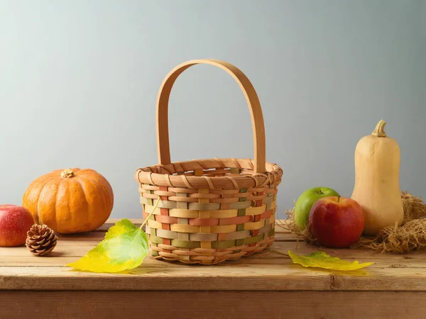Lege Mand Met Pompoen Appels Houten Tafel Grijze Ondergrond Herfst — Stockfoto