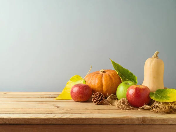 Herbstkonzept Mit Kürbis Äpfeln Und Herbstlaub Auf Holztisch Hintergrund Zum — Stockfoto