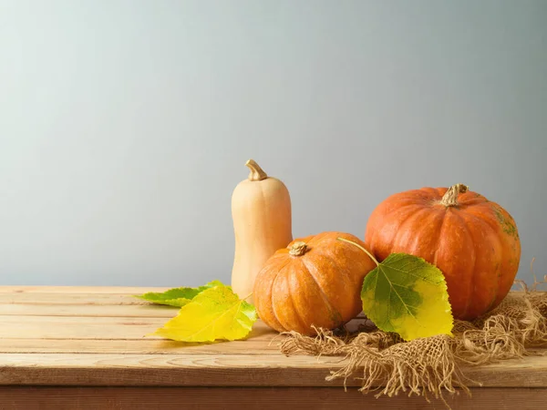 カボチャと秋のコンセプトは 木製のテーブルの上に残します 感謝祭の休日の背景 — ストック写真