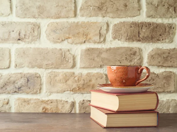 Tazza Caffè Libri Sul Tavolo Sfondo Muro Mattoni — Foto Stock