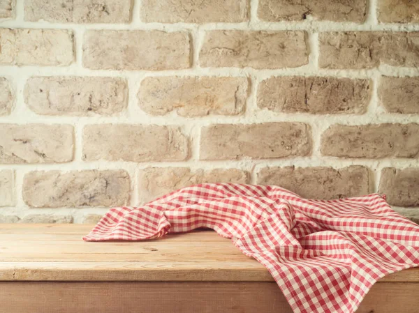 Prázdný Dřevěný Stůl Ubrusem Přes Cihlovou Zeď Pozadí Kuchyně Maketa — Stock fotografie