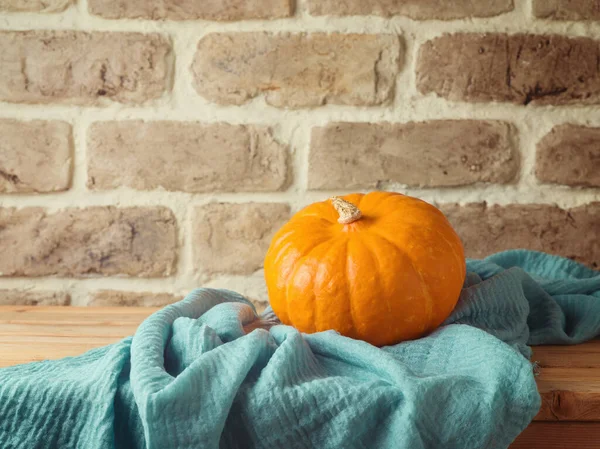 Herfst Concept Met Oranje Pompoen Houten Tafel Bakstenen Muurachtergrond Thanksgiving — Stockfoto