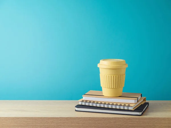 Kávé Csésze Notebook Asztal Felett Kék Háttér — Stock Fotó