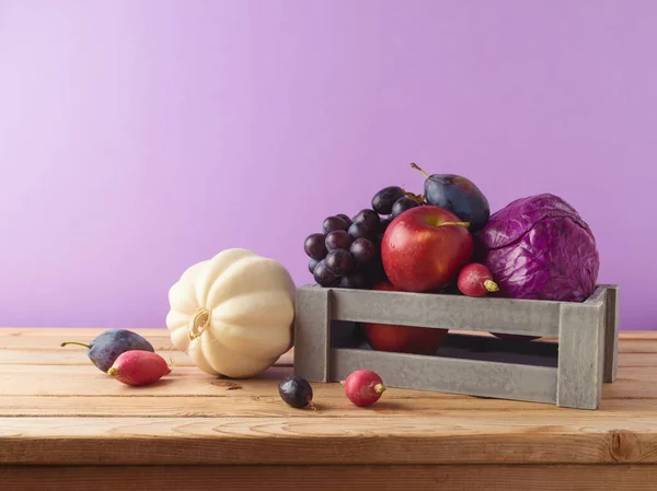 Begreppet Höstskörd Pumpa Äpple Druvor Och Grönsaker Trälåda Bordet Över — Stockfoto