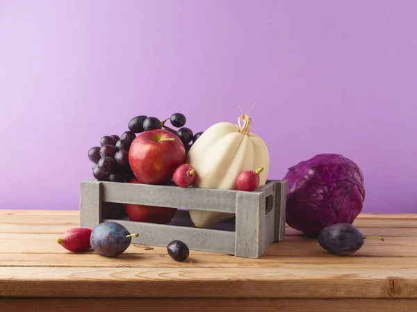 Herbsterntekonzept Kürbis Apfel Trauben Und Gemüse Holzkiste Auf Dem Tisch — Stockfoto