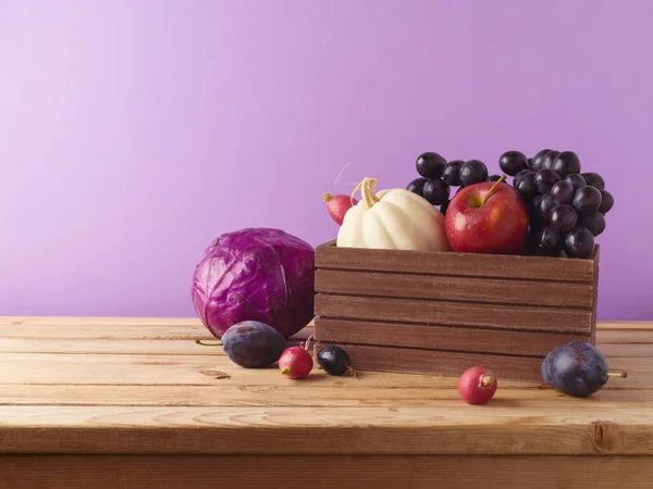 Herbsterntekonzept Kürbis Apfel Trauben Und Gemüse Holzkiste Auf Dem Tisch — Stockfoto