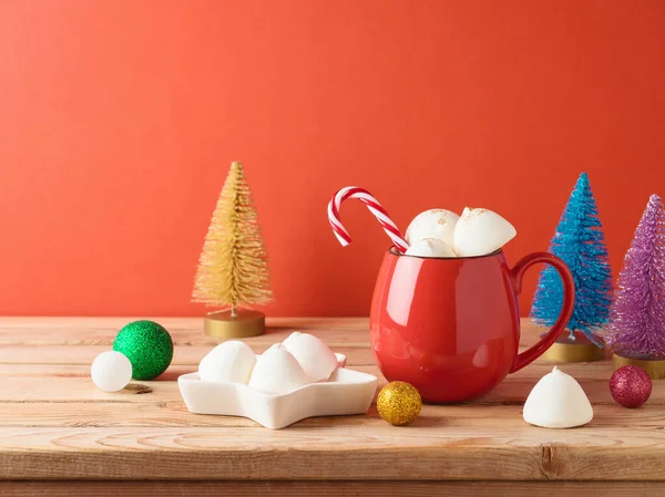 Heiße Schokoladentasse Mit Marshmallow Und Weihnachtsdekoration Auf Holztisch Über Rotem — Stockfoto