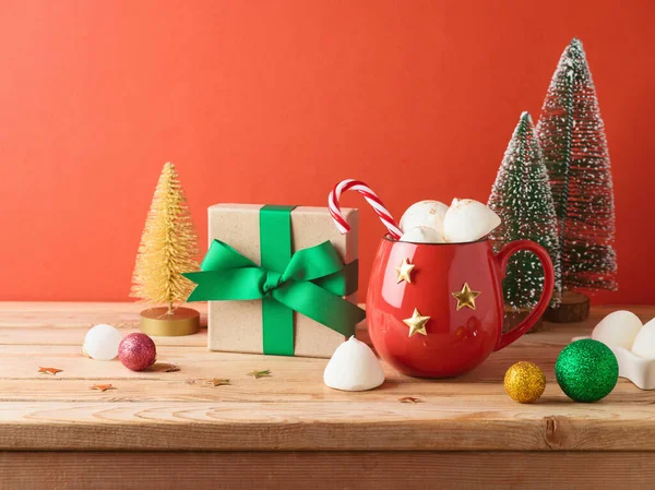 Heiße Schokoladentasse Mit Marshmallow Geschenkschachtel Und Dekorationen Auf Holztisch Vor — Stockfoto