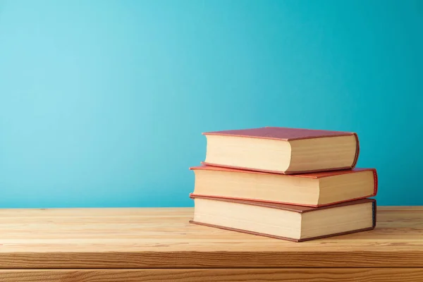 Kitaplar Mavi Arka Planda Ahşap Masada Okul Konseptine Dönelim — Stok fotoğraf