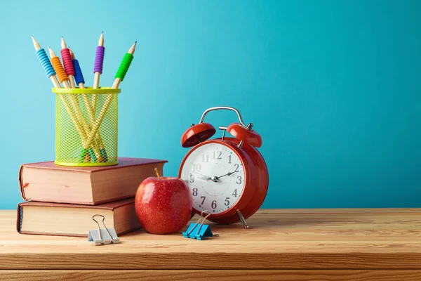 Zurück Der Schule Hintergrund Mit Bleistiften Büchern Apfel Und Wecker — Stockfoto