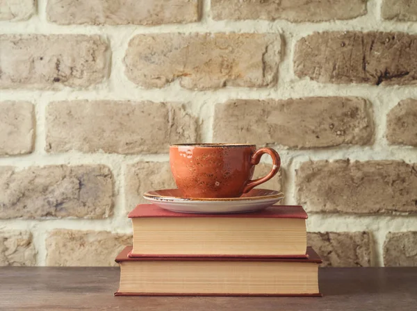 Xícara Café Livros Mesa Sobre Parede Tijolo Fundo — Fotografia de Stock