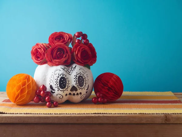 死亡纪念日的概念 糖骷髅万圣节南瓜和墨西哥派对装饰在木制桌子上蓝色背景 — 图库照片