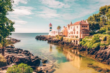Cascais, Portekiz 'in ünlü Santa Marta deniz feneri. Yaz seyahati ve turizm kavramı