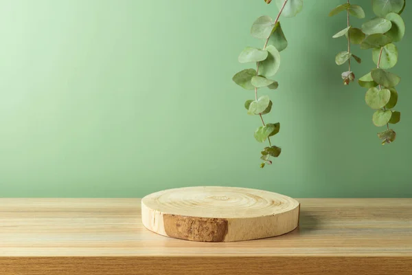 Prázdné Dřevěné Pódium Log Stole Přes Zelené Listy Pozadí Kosmetický — Stock fotografie