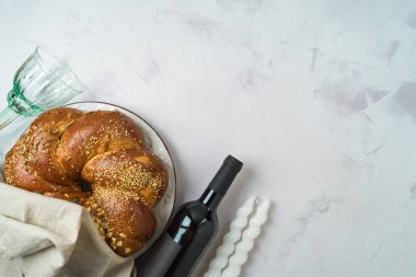 Kalamar ekmeği, şarap ve mumlarla dolu bir şabat konsepti. Üst manzara, düz uzanma