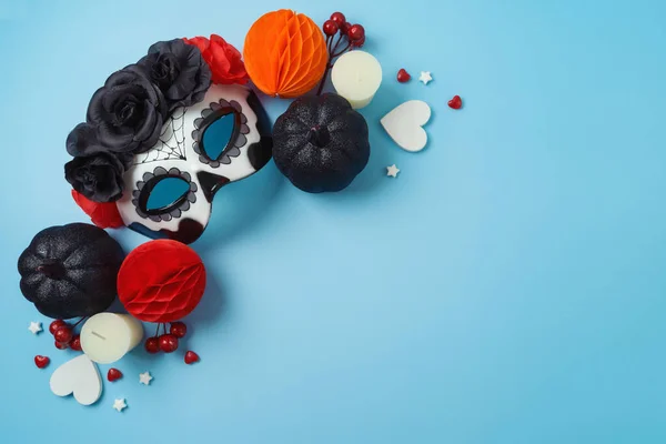 Ölü Meksika Bayramı Konsepti Mavi Arka Planda Şeker Kafatası Maskesi — Stok fotoğraf