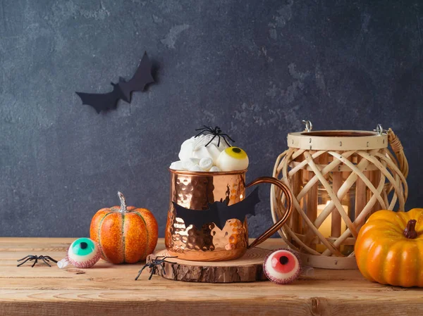 Koncepcja Halloween Wakacje Filiżanką Kawy Pianki Dyni Latarni Drewnianym Stole — Zdjęcie stockowe