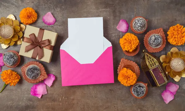 Diwali Urlaubs Grußkarte Mit Süßem Traditionellem Dessert Geschenkbox Und Dekorationen — Stockfoto