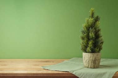 Yeşil arka planda masa örtüsü olan Noel ağacı. Mutfak dekorasyonu.